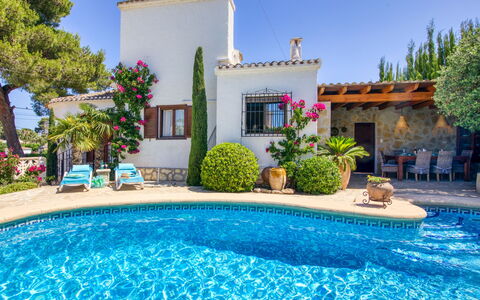 Mabrouk: L'Eau, Plante, Ciel, Propriété, Bâtiment, Bleu Azur, Piscine, Plan D'Eau, Fenêtre, Arbre