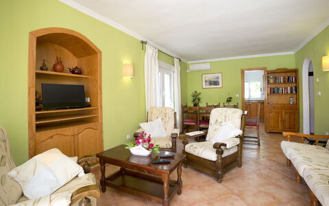 Amber: Pièce, Meubles, Propriété, Salon, Design Intérieur, Bâtiment, Sol, Plafond, Maison, Mur