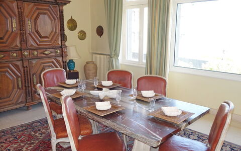 La Source: Table, Meubles, Propriété, Fenêtre, Chaise, Bâtiment, Bois, Design Intérieur, Sol, Vaisselle