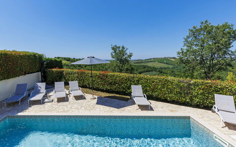 Morgan: Ciel, Plante, Bleu, L'Eau, Mobilier De Jardin, Rectangle, Arbre, Piscine, Loisir, Paysage Naturel