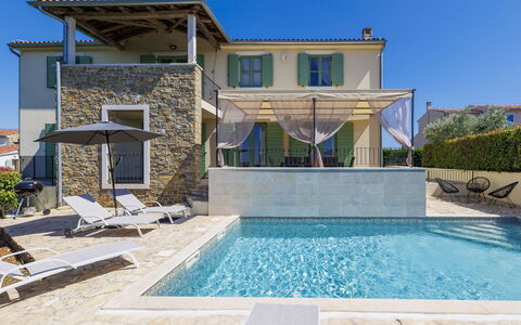 Morgan: L'Eau, Ciel, Propriété, Plante, Piscine, Bâtiment, Bleu Azur, Ombre, Fenêtre, Maison