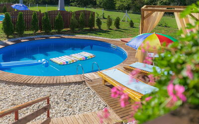 Tinjan 400: Plante, L'Eau, Piscine, Arbre, Mobilier De Jardin, Ombre, Rectangle, Loisir, Herbe, Paysage