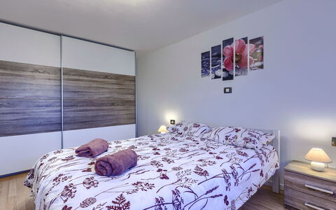 Paola: Meubles, Bâtiment, Propriété, Confort, Bois, Textile, Éclairage, Maison, Design Intérieur, Sol