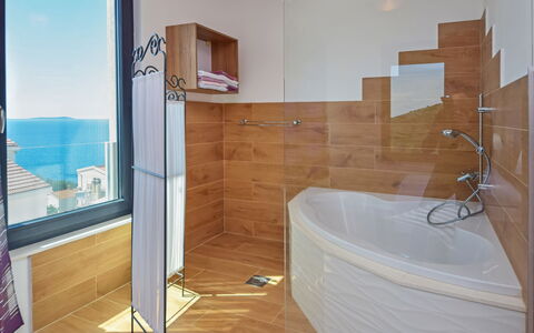 Andrea: Salle De Bains, Propriété, Pièce, Baignoire, Sol, Mur, Tuile, Design Intérieur, Architecture, Luminaire Plomberie