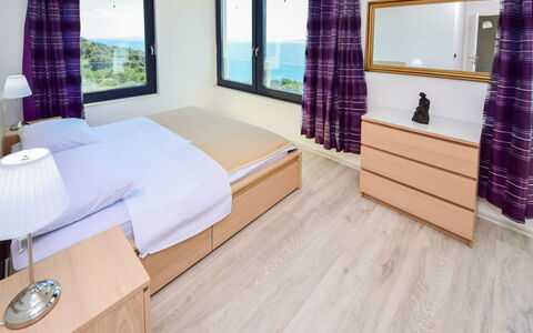 Andrea: Pièce, Chambre, Meubles, Propriété, Lit, Bâtiment, Design Intérieur, Sol, Suite, Matelas
