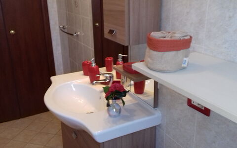 Corallo: Salle De Bains, Pièce, Propriété, Robinet, Lavabo, Luminaire Plomberie, L'Eau, Toilette, Accessoire Salle De Bain, Évier