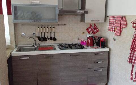 Corallo: Pièce, Meubles, Propriété, Cuisine, Cabinetry, Comptoir, Tiroir, Commode, Design Intérieur, Placard