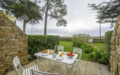 Les Terrasses de la Plage: Bâtiment, Jour, Propriété, Ciel, L'Eau, Plante, Fenêtre, Piscine, Arbre, Design Urbain