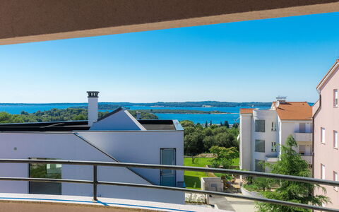 Carmen: Bâtiment, Ciel, Fenêtre, Jour, Bleu Azur, Ombre, Design Urbain, Plan D'Eau, Condominium, Bois