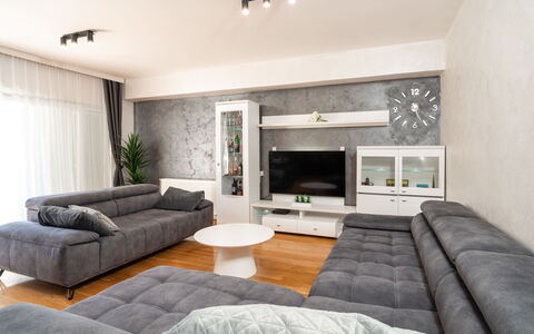 Jure: Meubles, Design Intérieur, Sol, Sol, Canapé, Bois, Salon, Plafond, Pièce, Table