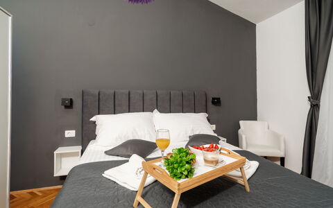 Jure: Meubles, Lit, Design Intérieur, Chambre, Literie, Mur, Drap De Lit, Linge, Sol, Pièce