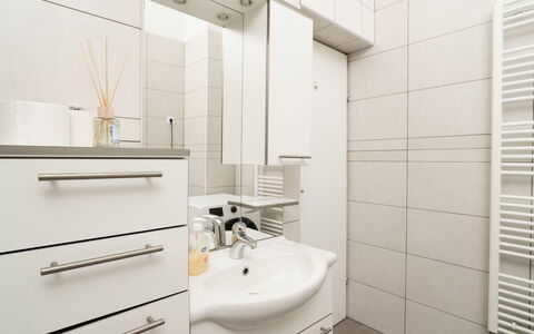Jure: Lavabo, Luminaire Plomberie, Sol, Mur, Design Intérieur, Évier, Sol, Salle De Bains, Armoire De Toilette, Robinet
