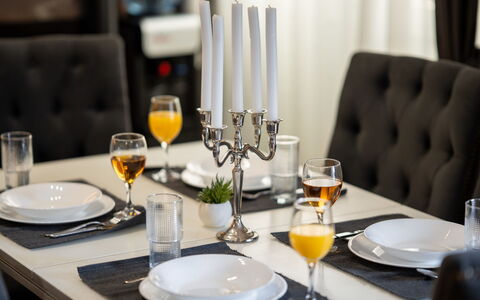 Jure: Meubles, Vaisselle, Table, Serveware, Verres À Pied, Drinkware, Vaisselle, Assiette, Aliments