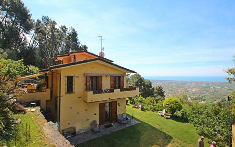 Villa La Collinetta: Ciel, Plante, Bâtiment, Nuage, Propriété, Fenêtre, Arbre, Lot Terre, Maison, Bois