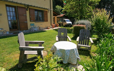 Villa La Collinetta: Plante, Propriété, Fenêtre, Meubles, Table, Bâtiment, Mobilier De Jardin, Botanique, Paysage Naturel, Lot Terre