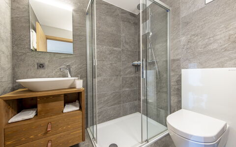 Vercorin 9000: Sol, Salle De Bains, Luminaire Plomberie, Sol, Design Intérieur, Armoire De Toilette, Toilette, Lavabo, Évier, Plomberie