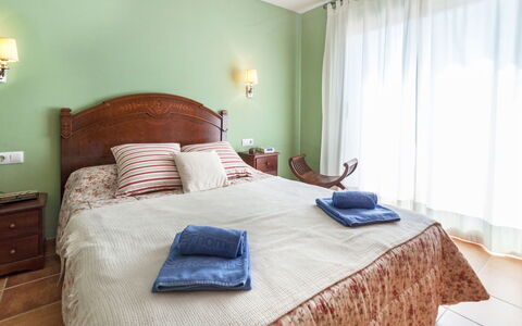Villa Esther: Chambre, Meubles, Lit, Pièce, Propriété, Drap De Lit, Design Intérieur, Cadre De Lit, Literie, Matelas