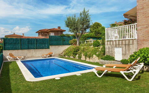 Villa Esther: Nuage, Plante, Ciel, Propriété, Bâtiment, L'Eau, Piscine, Bleu Azur, Arbre, Mobilier De Jardin