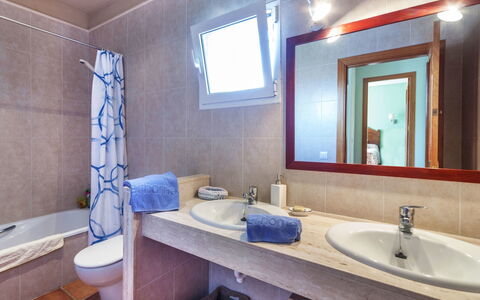Villa Esther: Salle De Bains, Propriété, Pièce, Lavabo, Évier, Design Intérieur, Bâtiment, Mur, Robinet, Maison