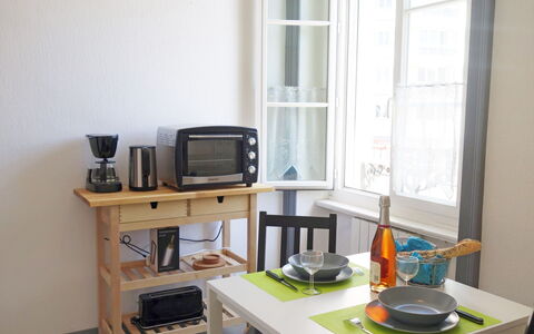 Le Continental: Table, Meubles, Propriété, Bâtiment, Fenêtre, Bureau D'Ordinateur, Bureau, Design Intérieur, Télévision, Bois