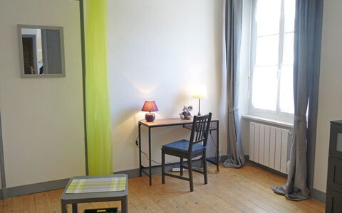 Le Continental: Table, Meubles, Propriété, Fenêtre, Bois, Bâtiment, Design Intérieur, Sol, Sol