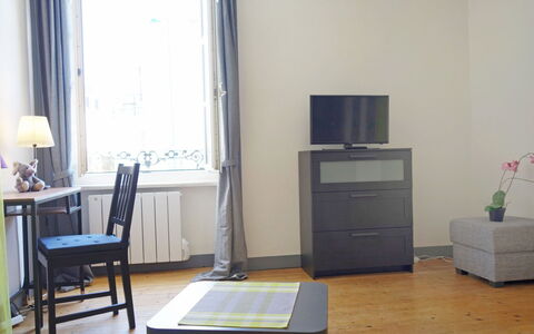 Le Continental: Meubles, Table, Propriété, Bâtiment, Bois, Design Intérieur, Cabinetry, Sol, Chaise, Sol