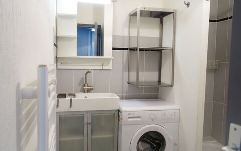 Le Continental: Buanderie, Miroir, Propriété, Cabinetry, Sécheuse, Machine À Laver, Évier, Robinet, Sol