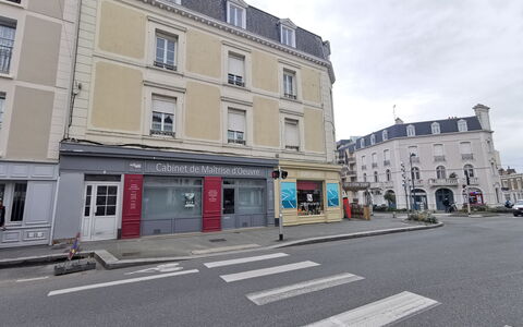 Le Continental: Bâtiment, Ciel, Fenêtre, Nuage, Surface De La Route, Design Urbain, Asphalte, Quartier, Ville, Façade
