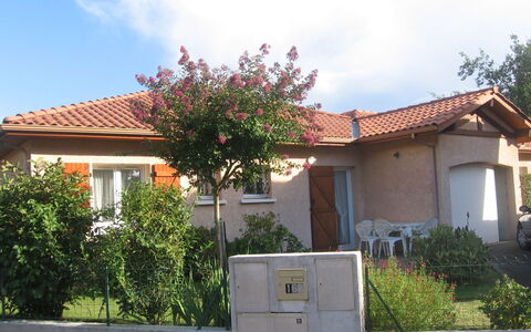 Bosquet aux Ecureuils: Ciel, Nuage, Plante, Bâtiment, Propriété, Fenêtre, Maison, Fleur, Lot Terre, Ombre