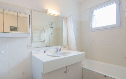 Bosquet aux Ecureuils: Miroir, Robinet, Évier, Propriété, Luminaire Plomberie, Armoire De Toilette, Lavabo, Salle De Bains, Bois