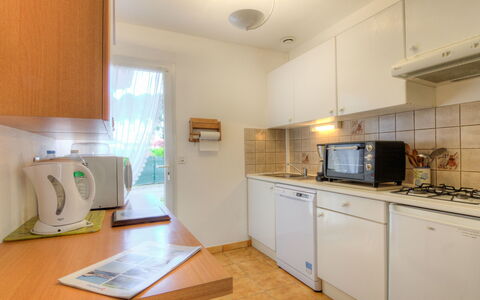 Bosquet aux Ecureuils: Cabinetry, Comptoir, Bâtiment, Cuisinière, Appareil De Cuisine, Bois, Électroménager, Fenêtre, Design Intérieur, Cuisine