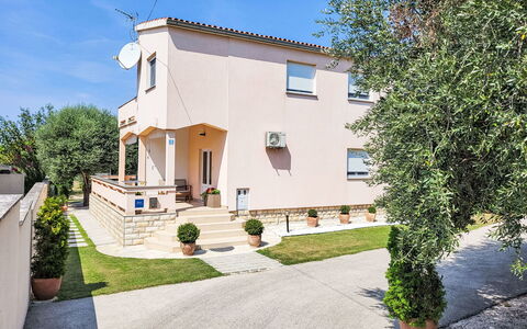 Ive: Plante, Bâtiment, Ciel, Fenêtre, Maison, Arbre, Lot Terre, Zone Résidentielle, Design Urbain, Chalet