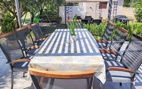Ive: Plante, Meubles, Table, Tableau De Plein Air, Chaise, Mobilier De Jardin, Bois, Arbre, Bâtiment, Herbe