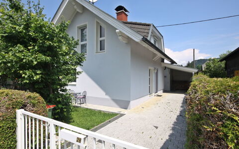 Seehaus Blue Faak: Ciel, Plante, Propriété, Bâtiment, Fenêtre, Arbre, Maison, Lot Terre, Chalet