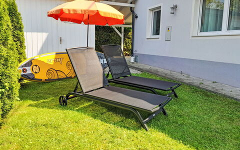Seehaus Blue Faak: Meubles, Plante, Fenêtre, Parapluie, Mobilier De Jardin, Ombre, Arbre, Rectangle, Herbe, Confort
