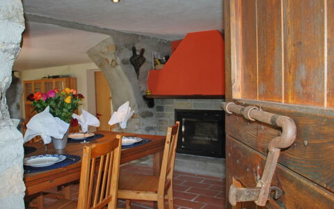 Sole: Table, Meubles, Fleur, Bâtiment, Chaise, Plante, Bois, Sol, Sol, Salon