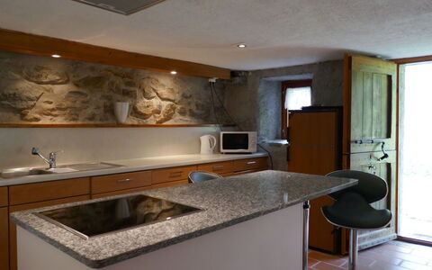 Sole: Comptoir, Pièce, Propriété, Cuisine, Meubles, Cabinetry, Design Intérieur, Bâtiment, Évier, Maison