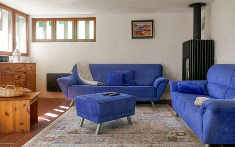 Sole: Salon, Meubles, Pièce, Bleu, Design Intérieur, Propriété, Sol, Canapé, Mur, Bâtiment
