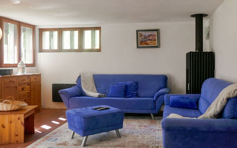Sole: Meubles, Pièce, Salon, Design Intérieur, Bleu, Propriété, Canapé, Sol, Mur, Table