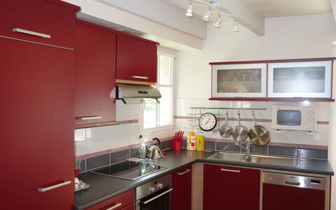 La Rodière: Cabinetry, Comptoir, Evier, Évier, Robinet, Propriété, Cuisine, Luminaire Plomberie, Bois, Cuisinière