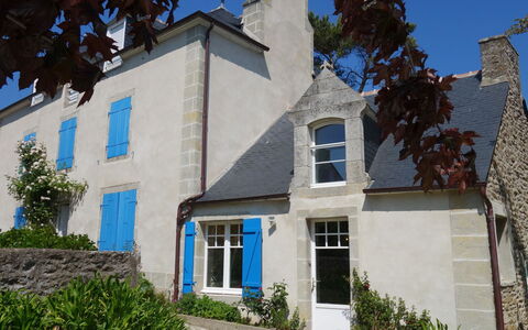 La Rodière: Plante, Bâtiment, Propriété, Fenêtre, Ciel, Bleu Azur, Maison, Chalet, Quartier, Arbre