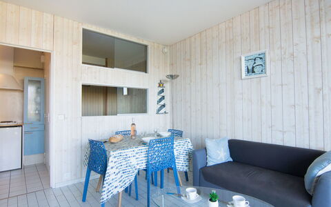 Balafen: Table, Meubles, Propriété, Canapé, Cabinetry, Bleu Azur, Canapé-Lit, Sol, Maison, Design Intérieur