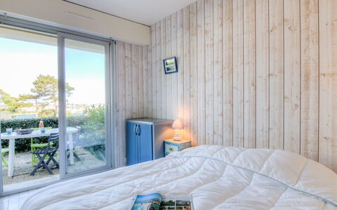 Balafen: Meubles, Propriété, Confort, Bâtiment, Cabinetry, Design Intérieur, Cadre De Lit, Lampe, Bois, Sol