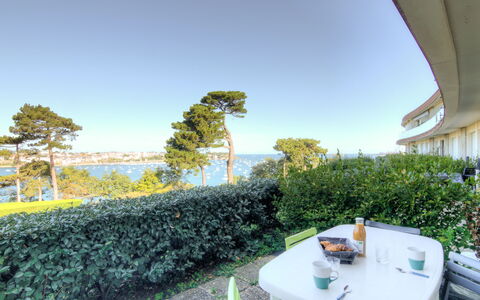 Balafen: Ciel, Plante, Table, Meubles, Bâtiment, Ombre, Herbe, Arbre, Mobilier De Jardin, Loisir