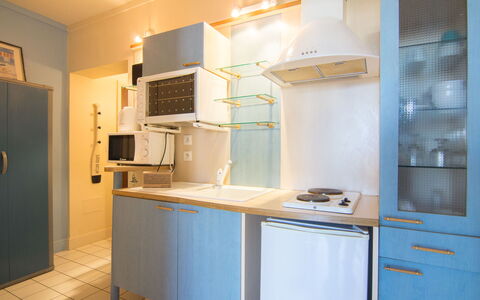 Balafen: Cabinetry, Appareil De Cuisine, Cuisinière, Comptoir, Cuisine, Électroménager, Bois, Sol, Design Intérieur, Réfrigérateur