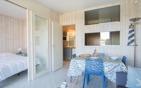 Balafen: Meubles, Propriété, Table, Bleu Azur, Textile, Design Intérieur, Bois, Ombre, Architecture, Sol
