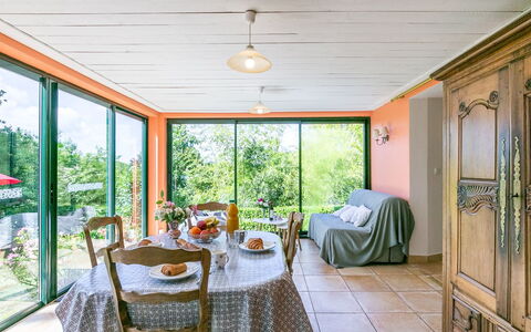 Ker Marie: Ciel, Table, Meubles, Jour, Propriété, Plante, Montagne, Bleu Azur, Chaise, La Nature