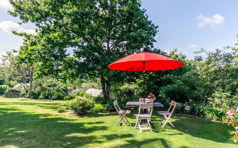 Ker Marie: Ciel, Table, Meubles, Jour, Propriété, Plante, Montagne, Bleu Azur, Chaise, La Nature