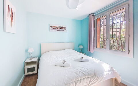 Les Goelands: Meubles, Lit, Chambre, Design Intérieur, Sol, Drap De Lit, Plafond, Literie, Textile, Linge