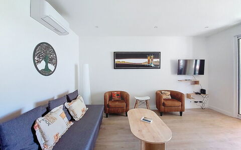 Les Goelands: Meubles, Design Intérieur, Sol, Sol, Mur, Bois, Pièce, Canapé, Plafond, Salon